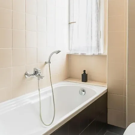 3 Bedroom Beautiful View Near Center Apartament *