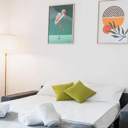 3 Bedroom Beautiful View Near Center Apartament