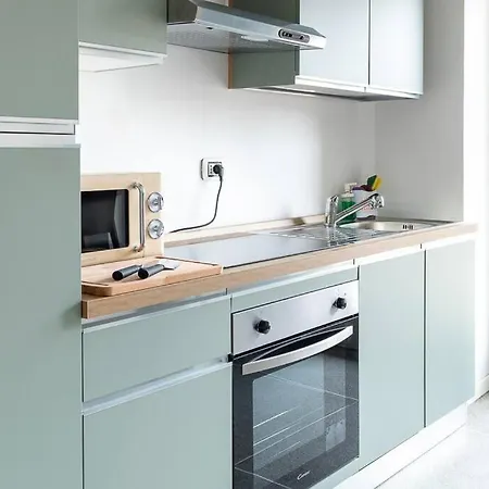 3 Bedroom Beautiful View Near Center Apartament