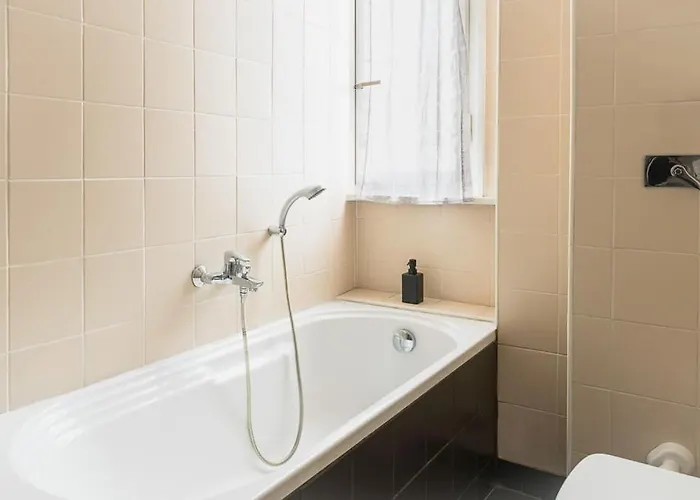 3 Bedroom Beautiful View Near Center شقة *