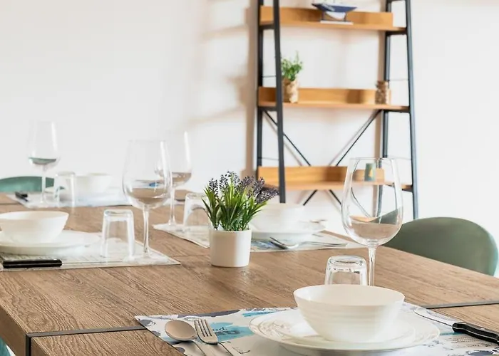 شقة 3 Bedroom Beautiful View Near Center *