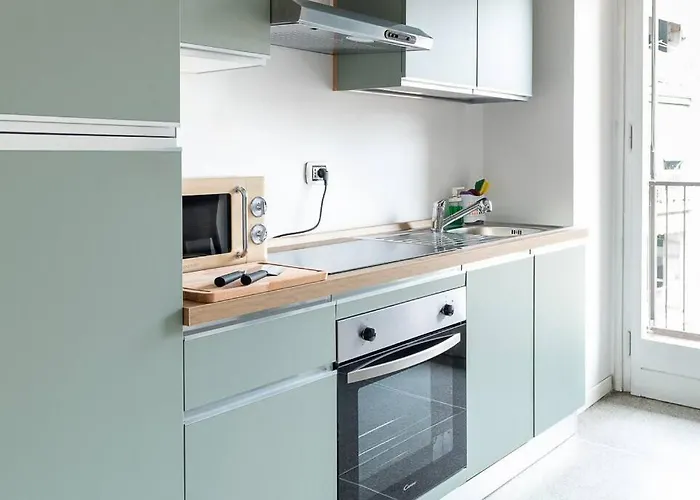 3 Bedroom Beautiful View Near Center شقة