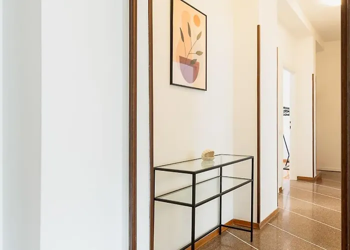 شقة 3 Bedroom Beautiful View Near Center *